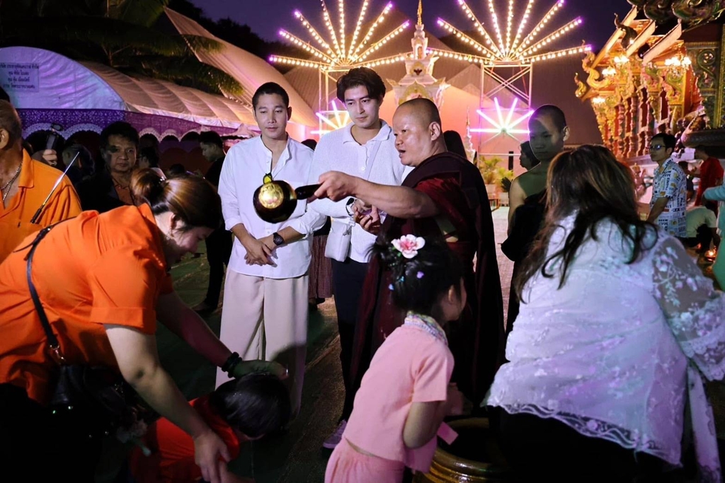 "ฟิล์ม-อาร์ม" ร่วมบวงสรวงอธิษฐานจิตเสกน้ำมนต์-สืบชะตา เนื่องในโอกาสทำบุญอายุวัฒนมงคล "พระอาจารย์โต"