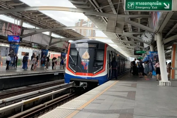 "รถไฟฟ้า BTS" ขัดข้อง ห้าแยกลาดพร้าวไปหมอชิต ไม่มีการแจ้งเตือนก่อน #บีทีเอส ขึ้นเทรด์ทวิตอันดับ 1 