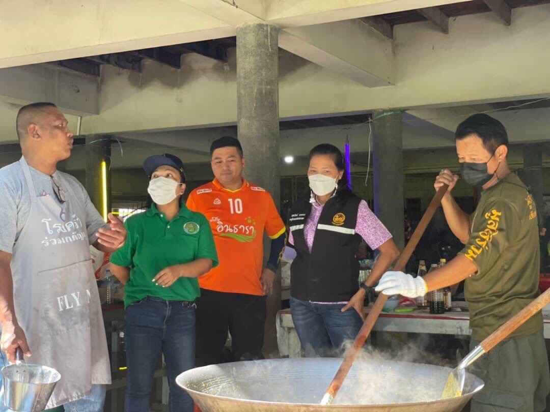 อำเภอป่าโมกตั้งโรงครัวประกอบอาหารเพื่อนำแจกผู้ประสบภัยน้ำท่วมในพื้นที่ 