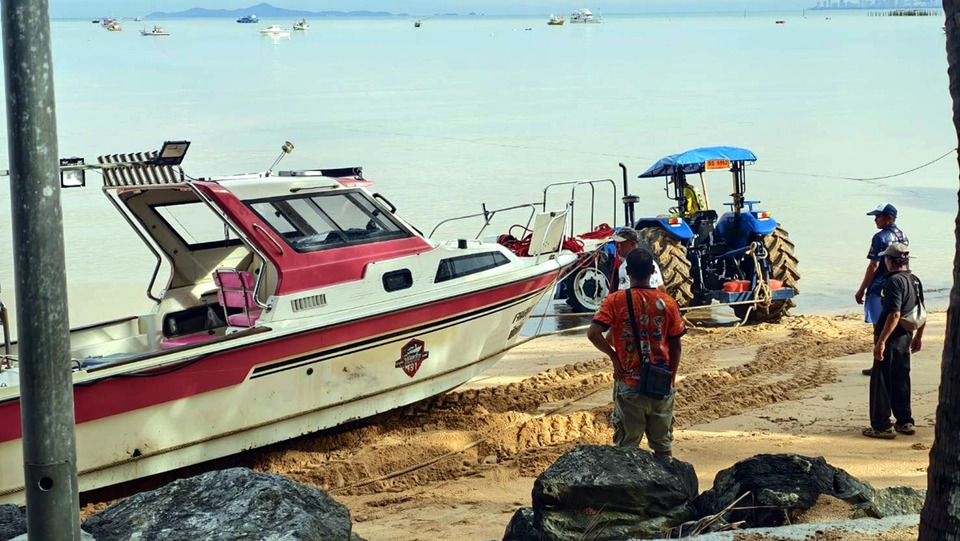 คลื่นลมแรงซัดเรือประมง-เรือท่องเที่ยวบางเสร่เกยหาด เสียหายหลายลำ