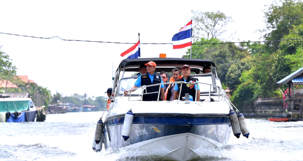 อธิบดี ชป. ล่องเรือตรวจการกำจัดผักตบชวา-วัชพืชคลองมหาสวัสดิ์ เร่งเคลียร์ให้หมดรับมือน้ำหลาก