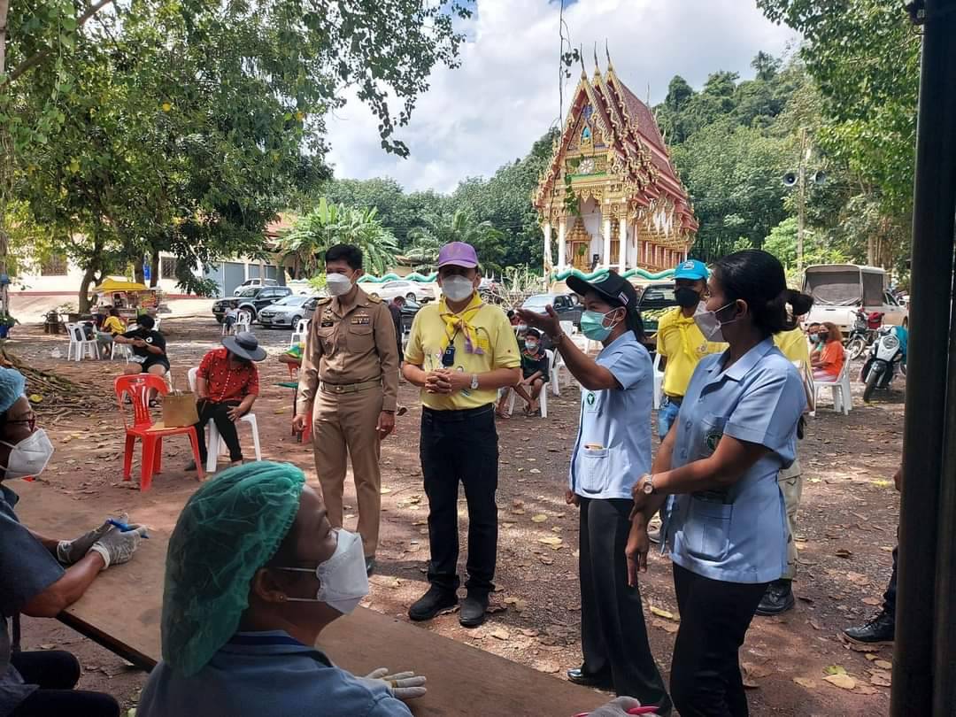 รองผู้ว่าฯ สุราษฏร์ธานี อำนวยความสะดวกผู้มารับการฉีดวัคซีนในพื้นที่อำเภอกาญจนดิษฐ์