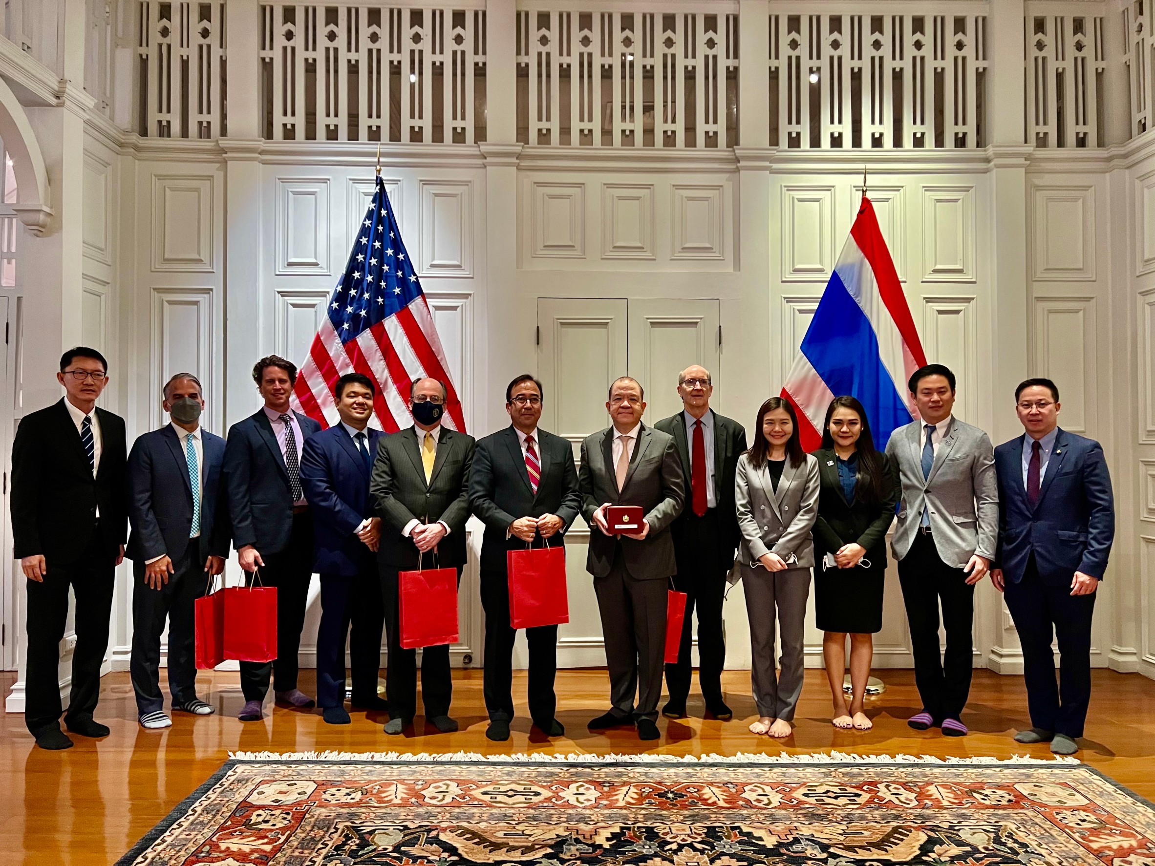 "พิชัย" นำ "ทีมเศรษฐกิจเพื่อไทย" พบ "ทูตสหรัฐ" แลกเปลี่ยนแนวทางฟื้นเศรษฐกิจไทย หลังเลือกตั้ง 