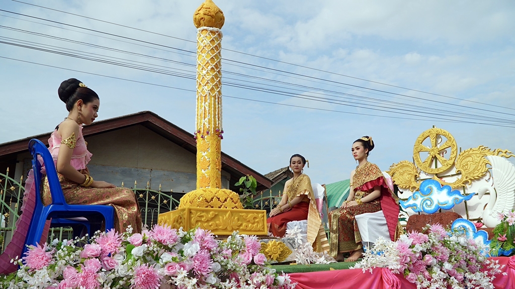 ชาวบ้านค่ายชัยภูมิแห่เทียนพรรษาคึกคัก 9 ขบวนสืบสานวัฒนธรรม