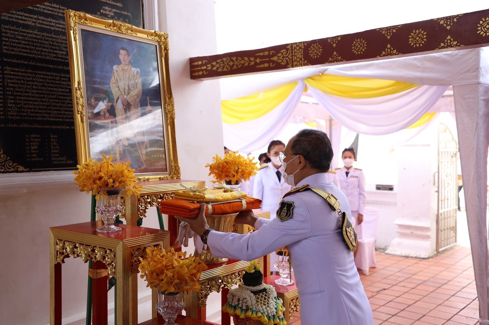  ในหลวงพระราชทานผ้าพระกฐินให้มูลนิธิเพชรรัตน - สุวัทนา  นำไปทอดถวายพระภิกษุสงฆ์วัดป่าโมกวรวิหาร