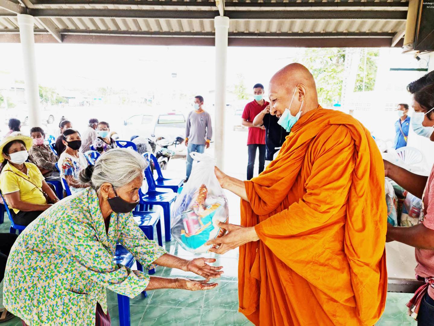 'ท่านเจ้าคุณไพโรจน์' แจกสิ่งของช่วยเหลือผู้พิการยากไร้จากโควิด 