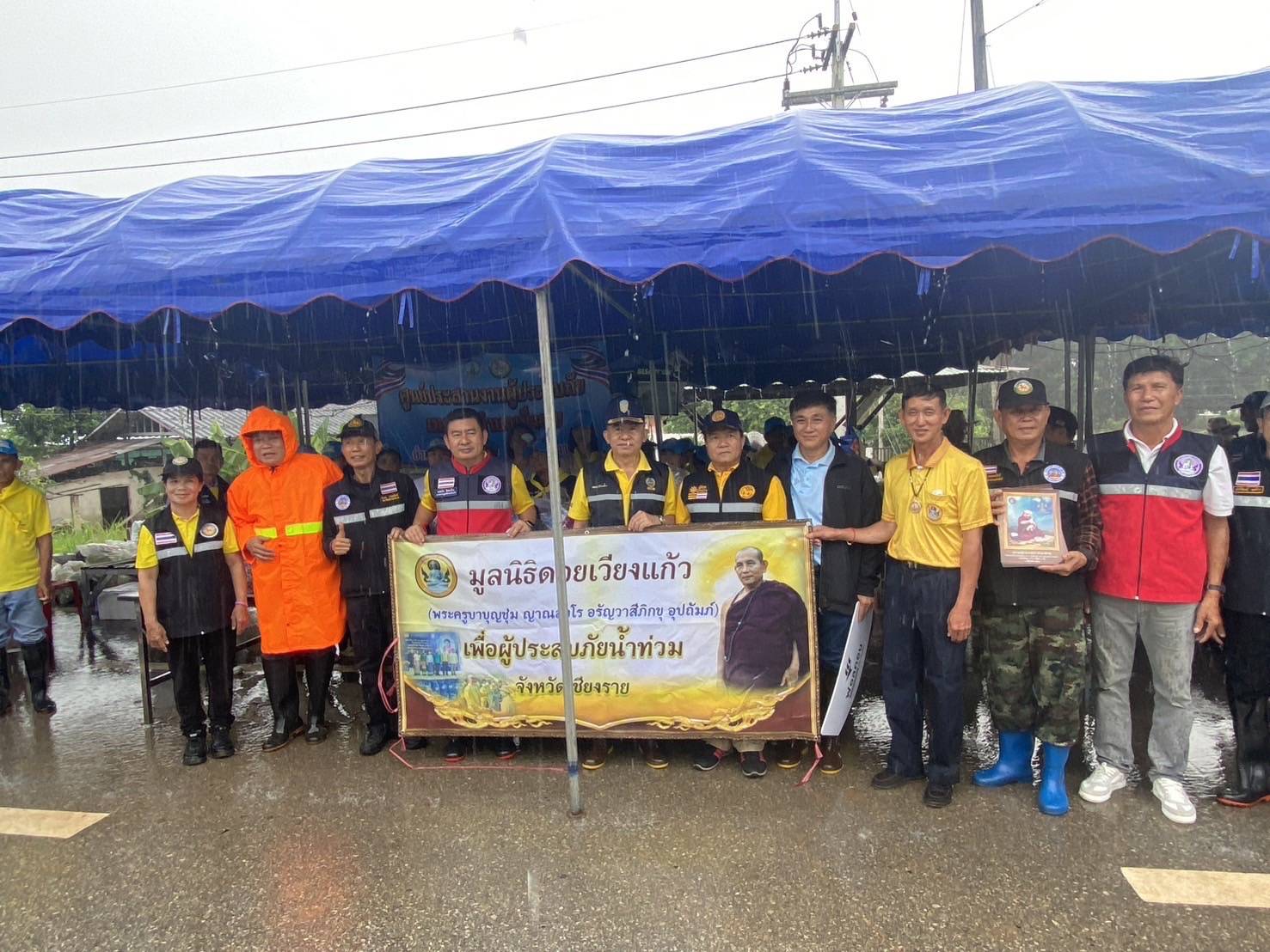 “มูลนิธิดอยเวียงแก้ว” ร่วมกับศิษยานุศิษย์”ครูบาบุญชุ่ม” มอบถุงยังชีพซับน้ำตาผู้ประสบภัยน้ำท่วม จ.เชียงราย  