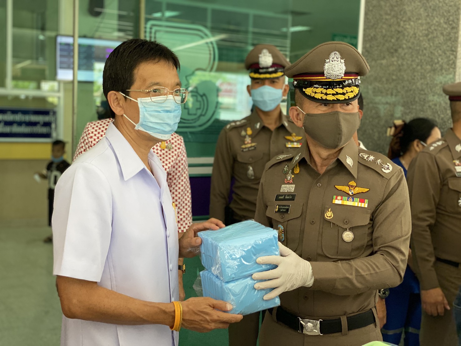 น้ำใจตำรวจภาค 2 และแม่บ้านตำรวจ มอบหน้ากาก อาหาร เครื่องดื่ม ให้บุคลากรทางการแพทย์