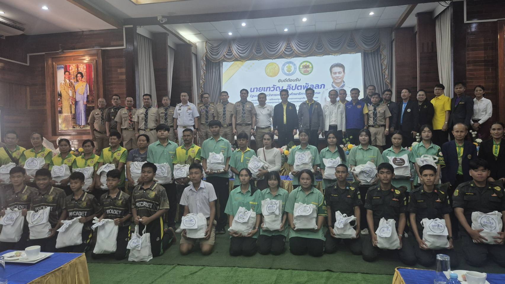 รมช.ศึกษาฯมอบถุงยังชีพผู้ปกครองและนักเรียนเหยื่อภัยสู้รบชายแดนที่บุรีรัมย์ย้ำจัดสอนชดเชยช่วงปิดเรียนกว่า 2 สัปดาห์