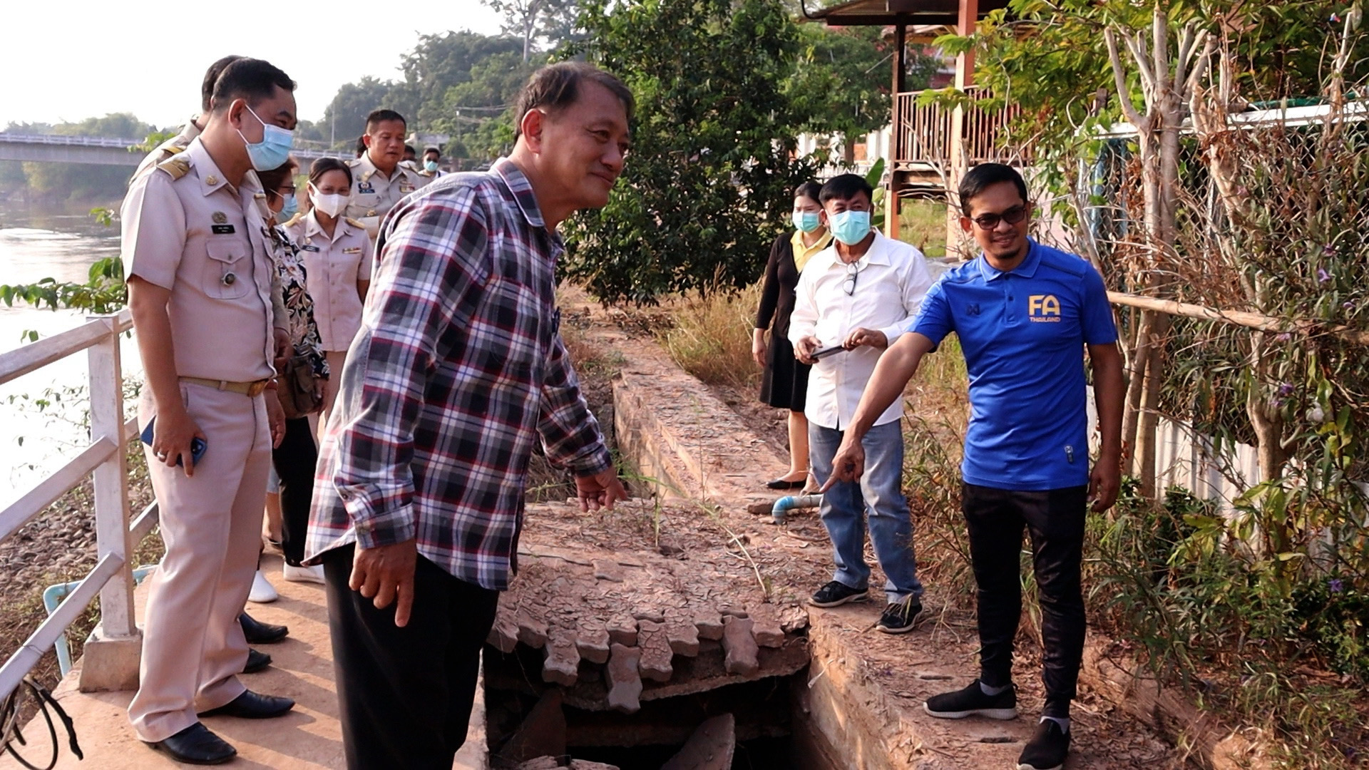 ชาวบ้านเมืองชาละวันร้องทุกข์ วอนกรมโยธาฯช่วยด่วน เหตุน้ำท่วมทำเขื่อนกันแนวตลิ่งพังยับ