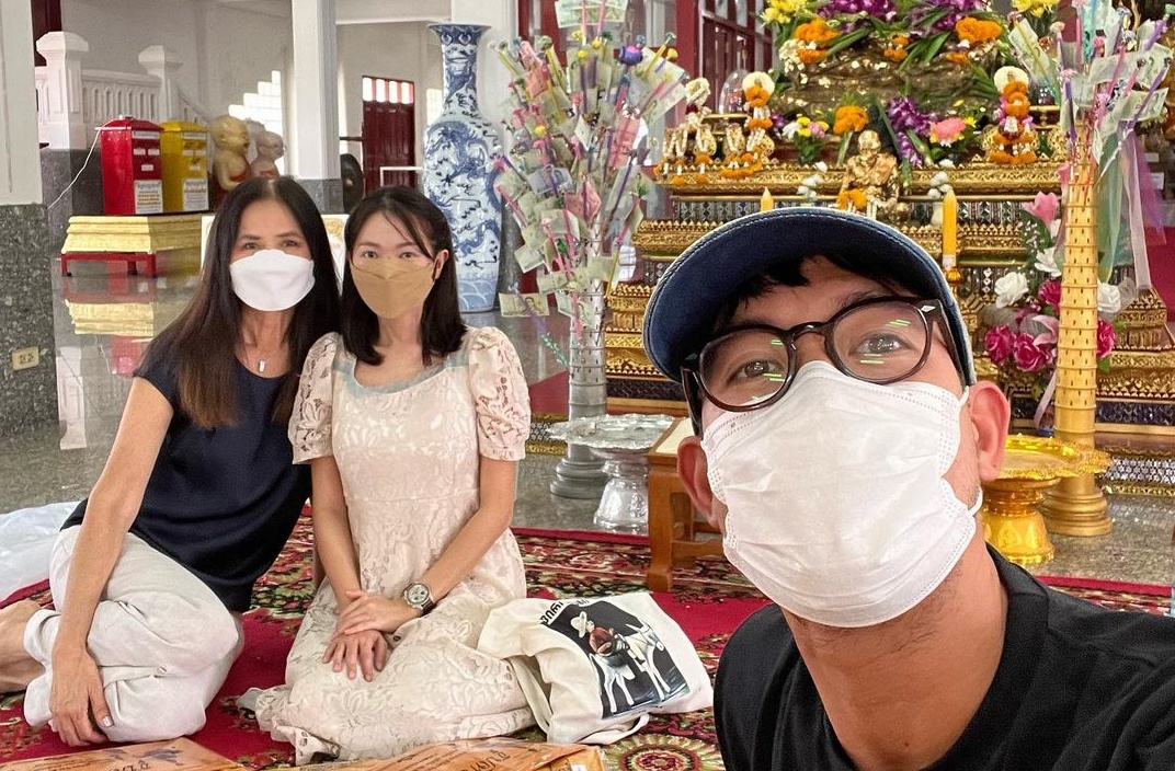 "แม่เวียร์" เปิดภาพอบอุ่นของครอบครัวคณารศ ทำบุญพร้อมลูกชาย-วิกกี้ ลูกสะใภ้ 