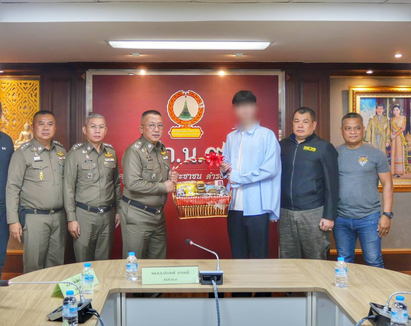 พ่อ-แม่หนุ่มไทยขอบคุณตำรวจช่วยเหลือลูกชายตกเป็นเหยื่อแก๊งคอลเซ็นเตอร์