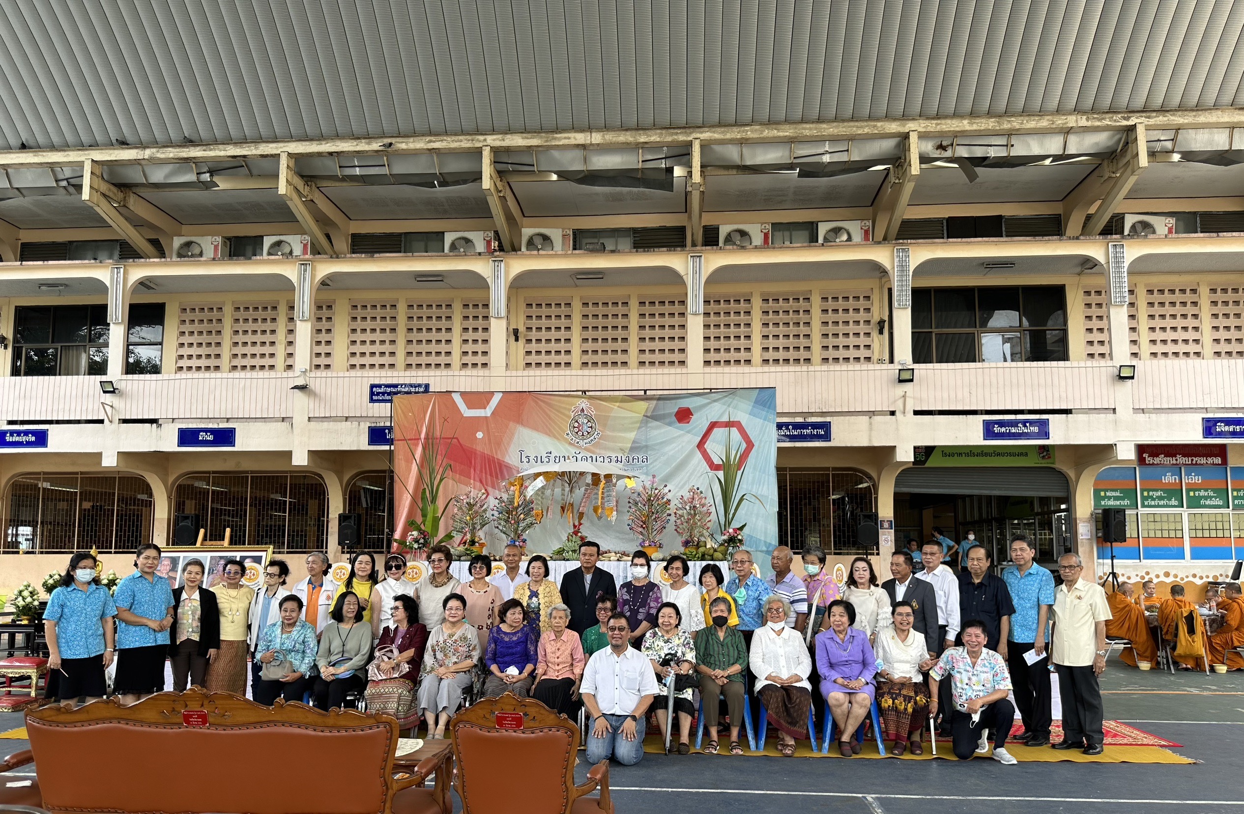 รร.วัดบวรมงคล จัดทอดผ้าป่า ช่วยผู้ปกครองเจอวิกฤติโควิด ไม่มีเงินจ่ายค่าเทอมเกือบ 100 คน