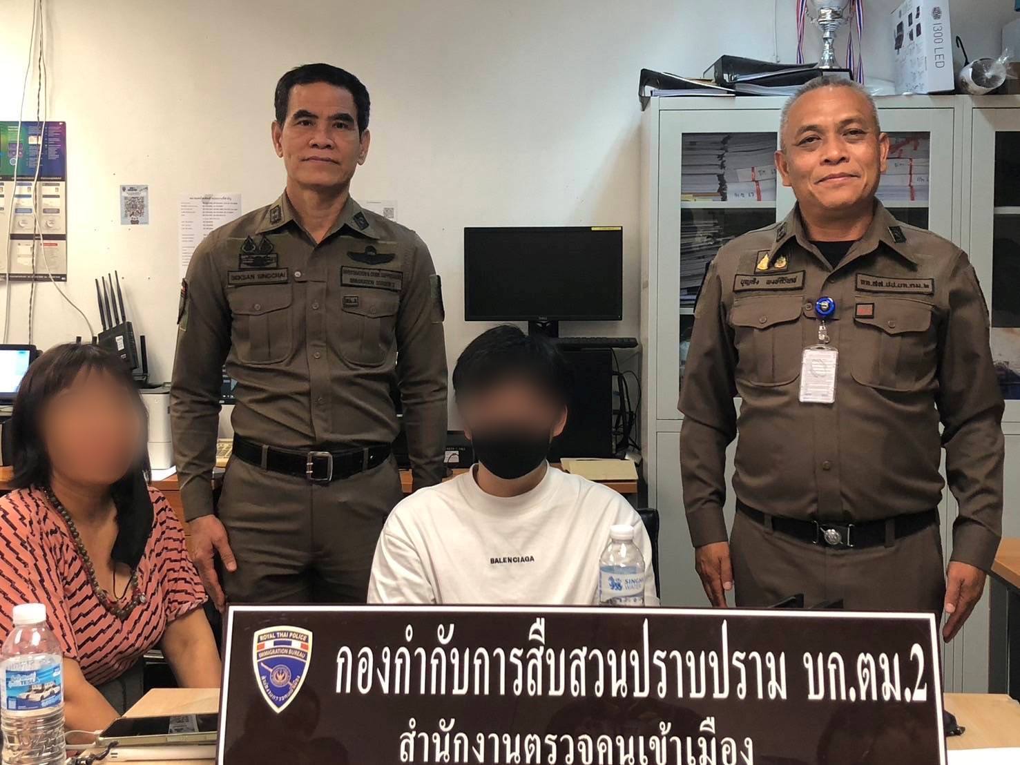 ตม.สุวรรณภูมิ รวบชาวเวียดนามใช้ตราปลอมลักลอบทำงานผิดกฎหมาย