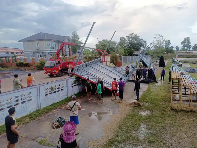  ระทึก!!พายุถล่มหลังคาอัฒจรรย์ที่นั่งของสนามกีฬาปลิวว่อนครูนักเรียนหนีตายอลหม่าน