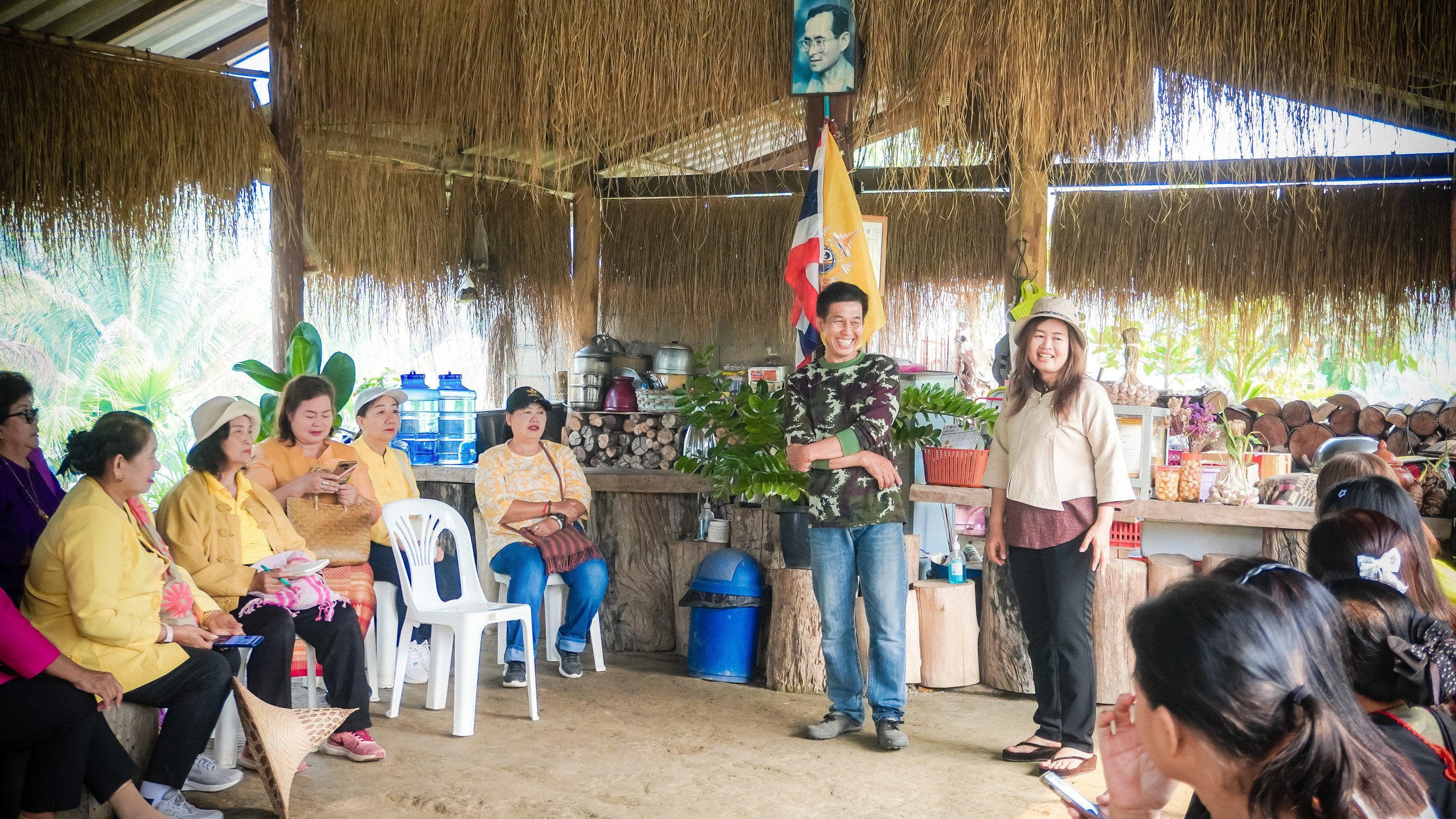 สตรีเมืองแม่ฮ่องสอน ใส่ผ้าไทย แนะนำแหล่งท่องเที่ยวเชิงสร้างสรรค์ เพิ่มมูลค่าเกษตรสีเขียว