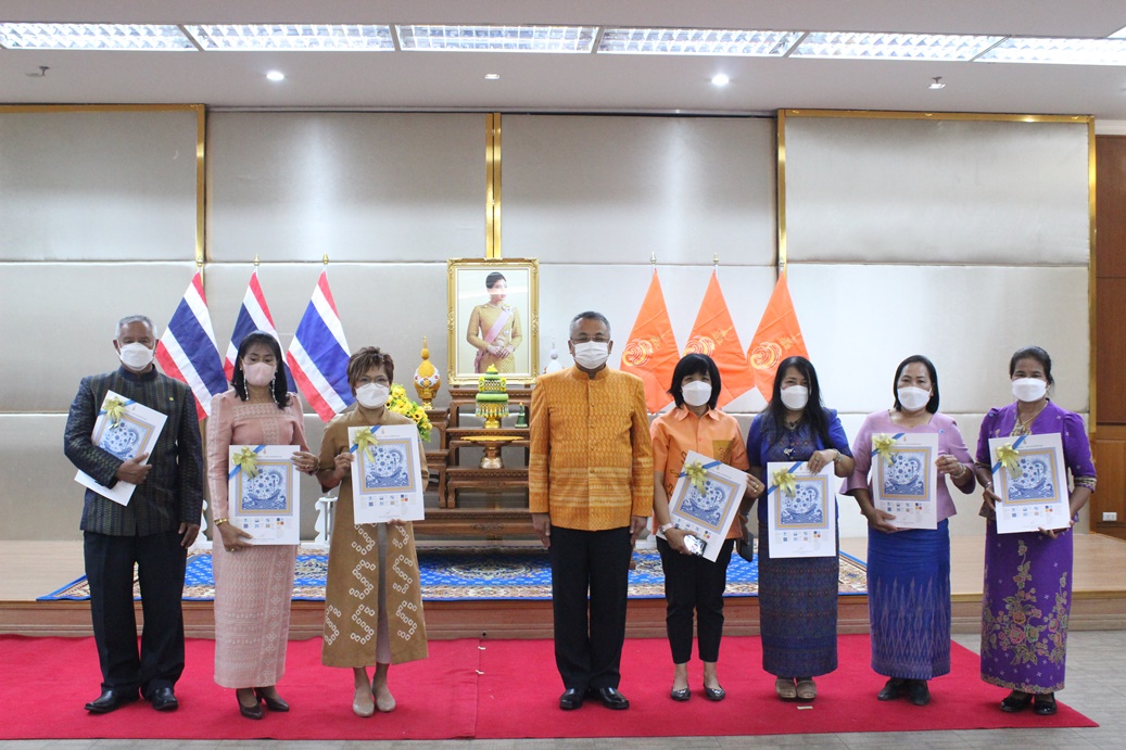 จังหวัดสุราษฎร์ธานี จัดพิธีมอบแบบผ้าบาติก  ลายพระราชทาน "เจ้าฟ้าสิริวัณณวรีฯ"