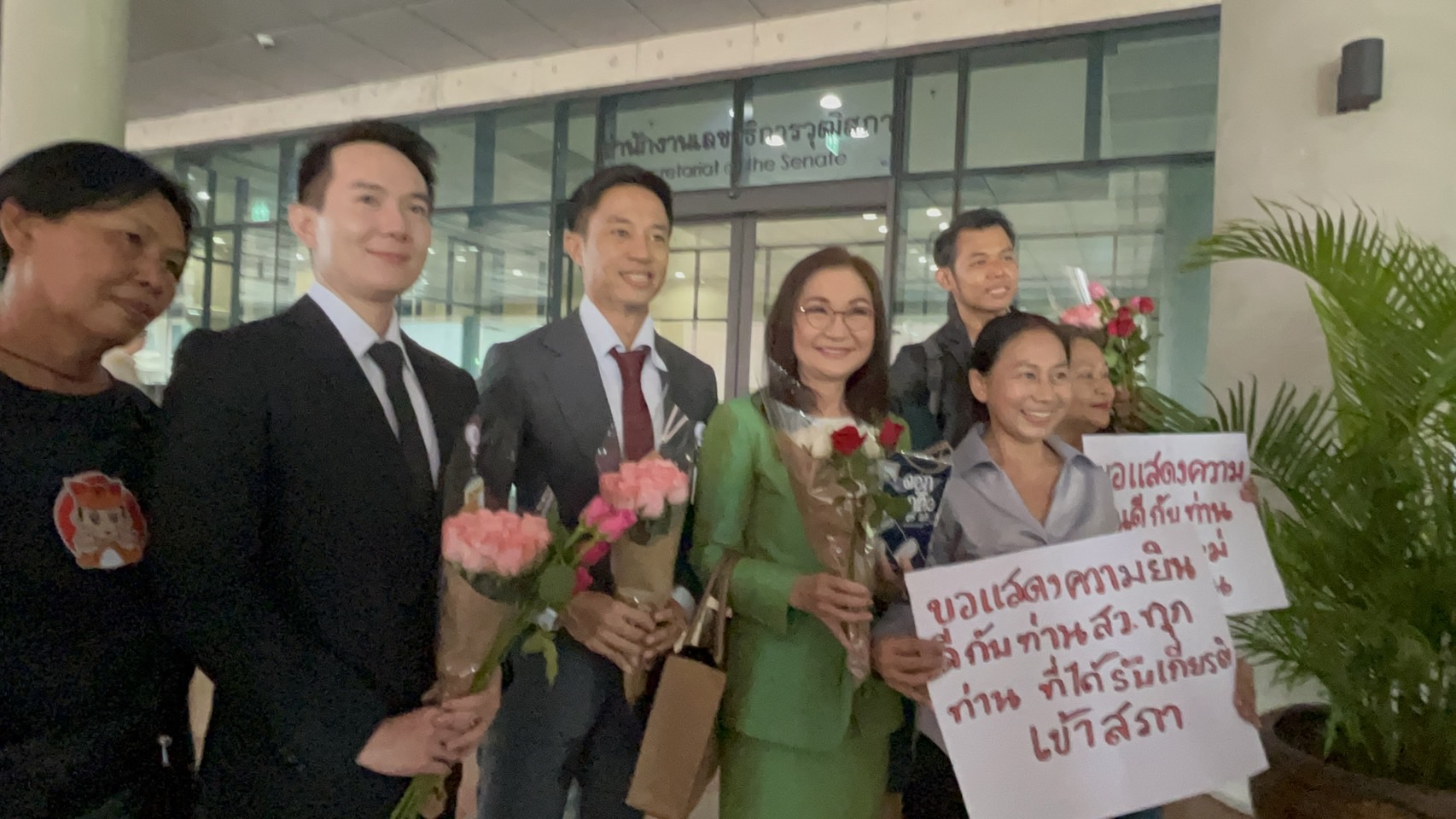 “สว.พันธุ์ใหม่” เล่นใหญ่ !มวลชนบุกสภามอบดอกไม้ “นันทนา” ฝากช่วยคนในคุก ดันแก้ “นิรโทษ” เจ้าตัวรับปาก 