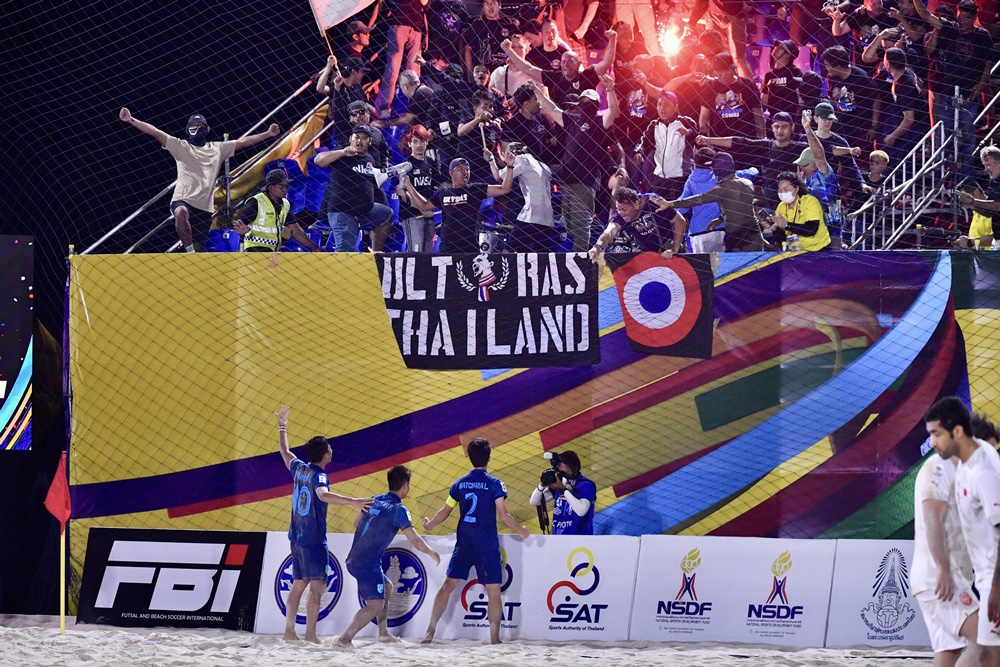 AFC สั่งปรับ "ส.บอลไทย" 2.4 ล้าน เหตุแฟนจุดพลุ "ฟุตบอลชายหาดชิงแชมป์เอเชีย"