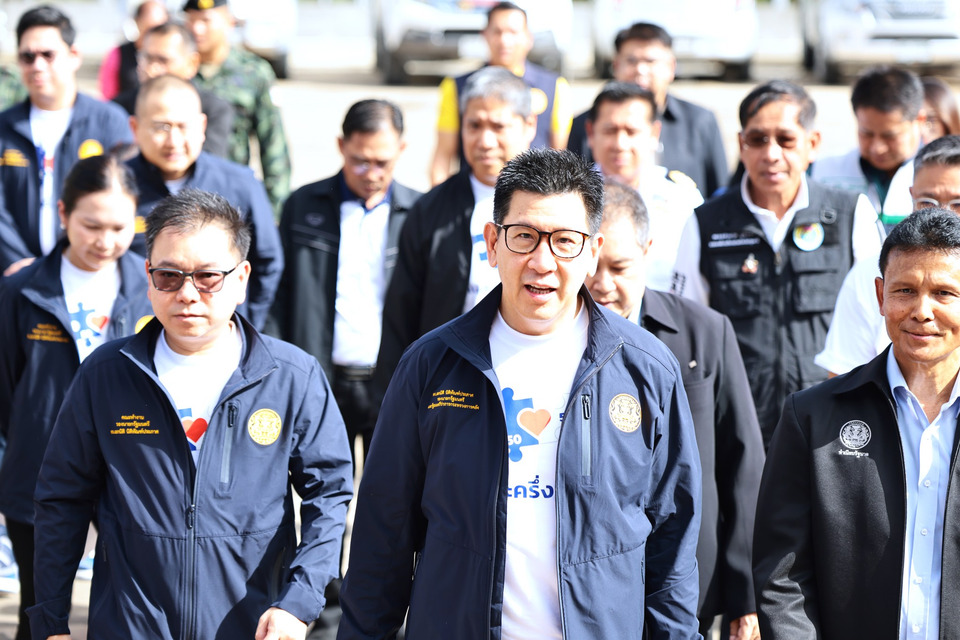  "เอกนิติ" ตรวจเยี่ยมผู้ประสบน้ำท่วม ที่ปทุมฯ พร้อมมอบนโยบาย "คนละครึ่งพลัส" 