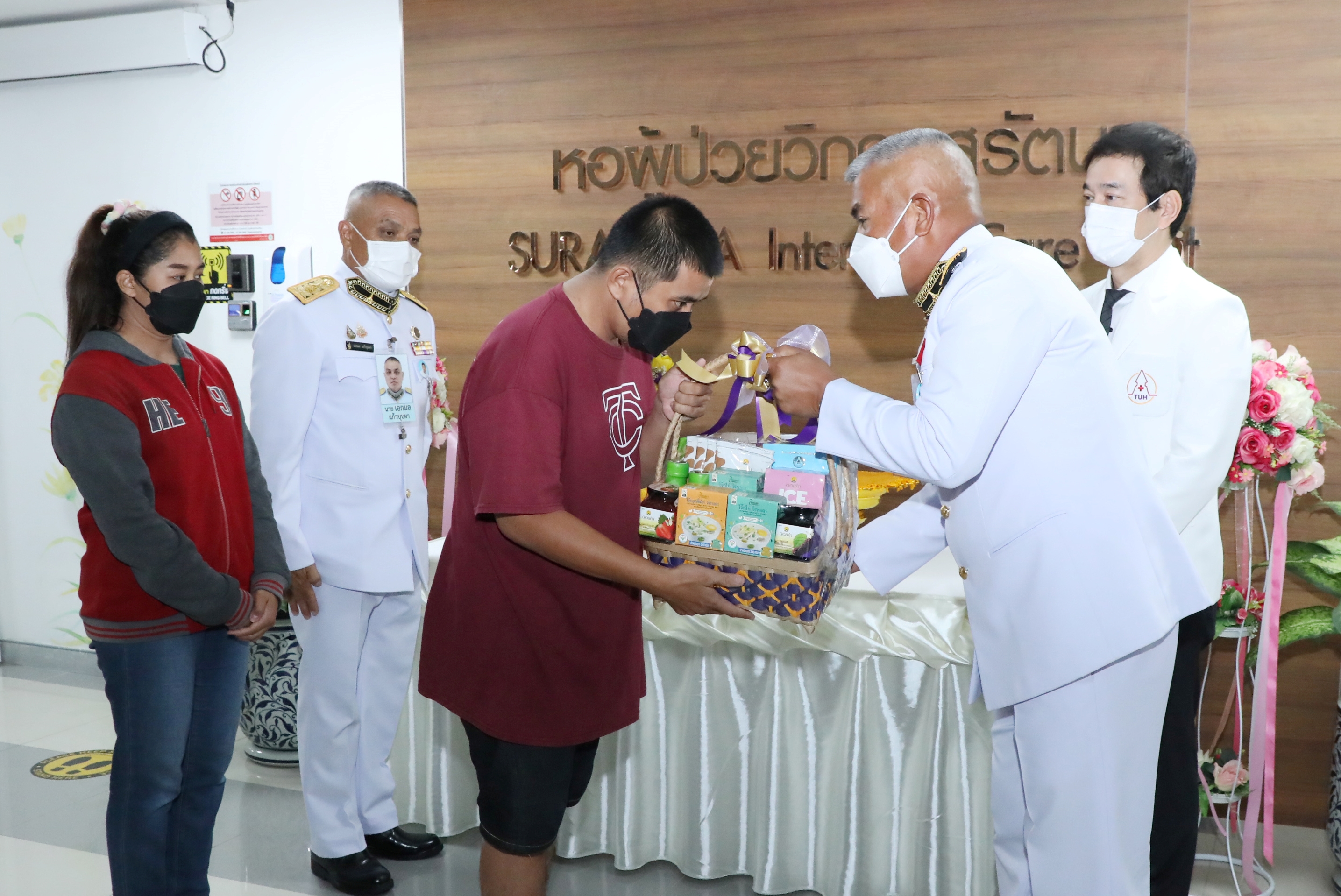 “ในหลวง – พระราชินี” โปรดเกล้าฯให้เชิญดอกไม้ – ตะกร้าสิ่งของพระราชทานไปมอบแก่เด็กที่ได้รับบาดเจ็บ จากเหตุไฟไหม้รถบัส และทรงรับไว้เป็นคนไข้ในพระบรมราชานุเคราะห์ รวมทั้งโปรดเกล้าฯ รับศพผู้เสียชีวิตไว้ในพระบรมราชานุเคราะห์