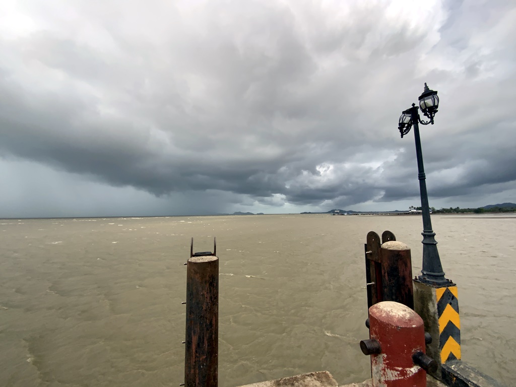 เกาะกูด-เกาะช้างฝนตกหนัก!! เรือสปีดโบ๊ทต้องเลื่อนเที่ยวเรือหลังคลื่นลมแรง หวั่นเกิดอันตราย