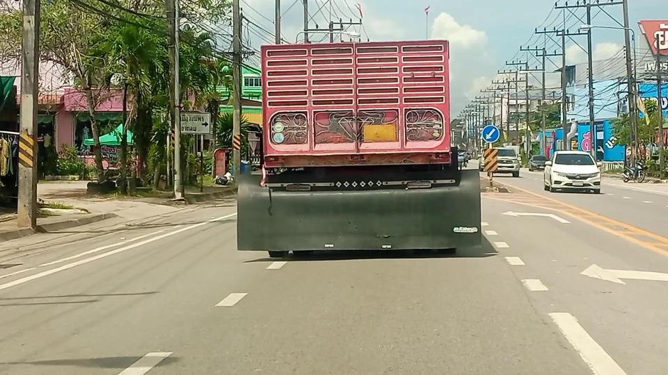 อันตราย! รถพ่วงติดบังโคลนยื่นล้ำ กินเลน ถนนชุมพร เสี่ยงเกิดอุบัติเหตุ-ผิดกฎหมาย 
