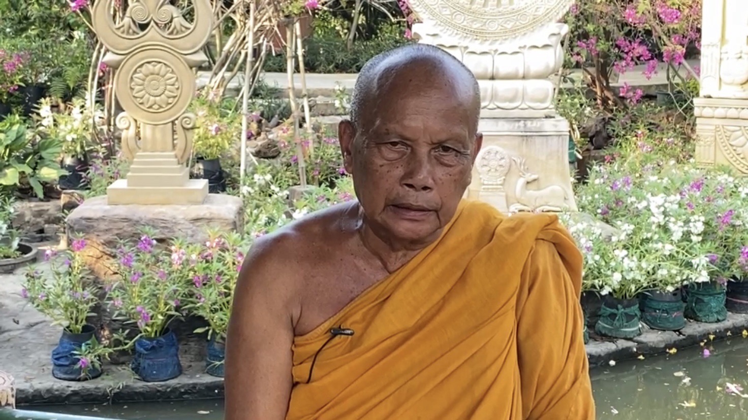 ‘พระพยอม’ เตือนกรณีพระเอกลิเก ถวายบวบพระเณร ขอบิณฑบาตอย่าโกยบาปหาตัว