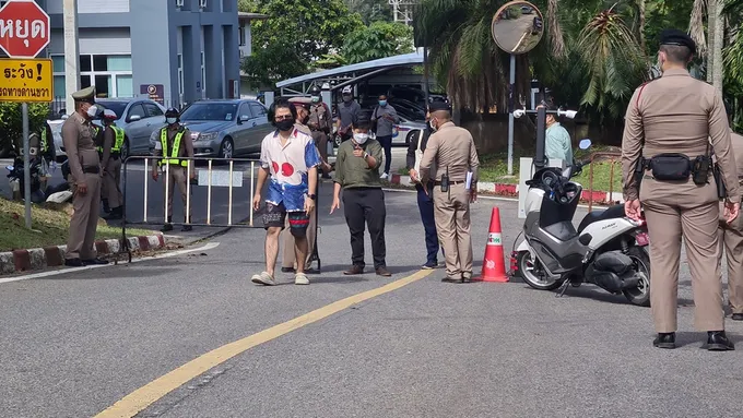  ตร.กว่า 100 นาย คุมเข้ม แกนนำจัดคาร์ม็อบหาดใหญ่ เข้ารับทราบข้อกล่าวหา 