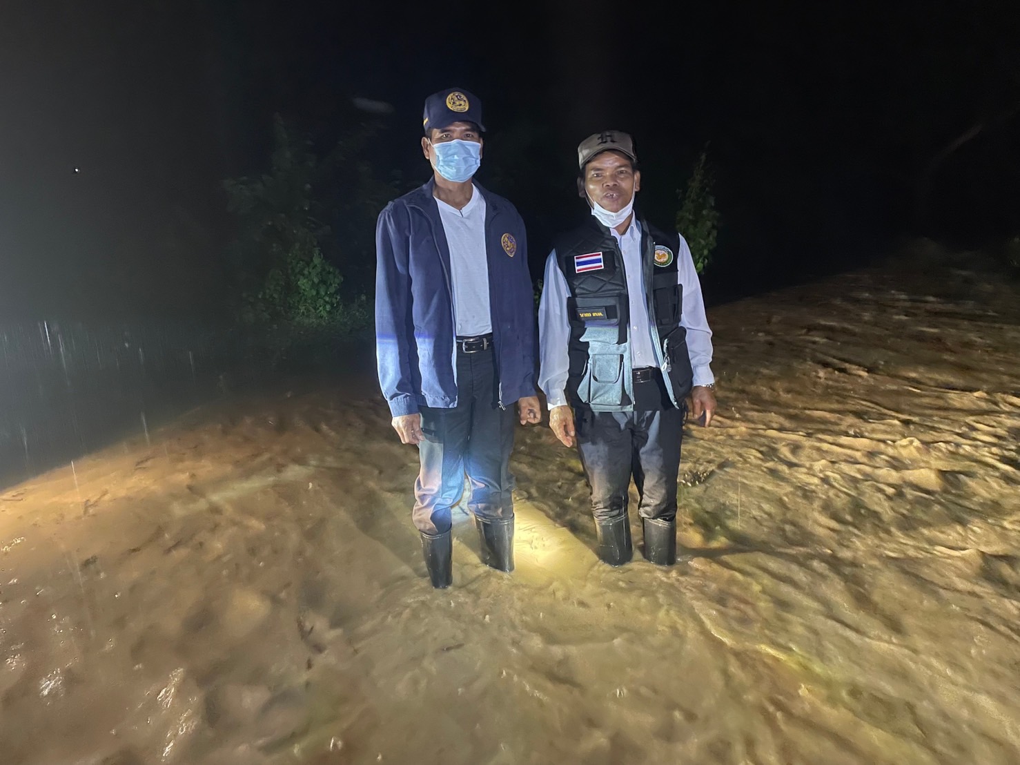 ผวจ.ศรีสะเกษเตือนระวังน้ำท่วมฉับพลันหลังพนังกั้นน้ำถูกพัดพังจนน้ำท่วมหลายหมู่บ้าน 
