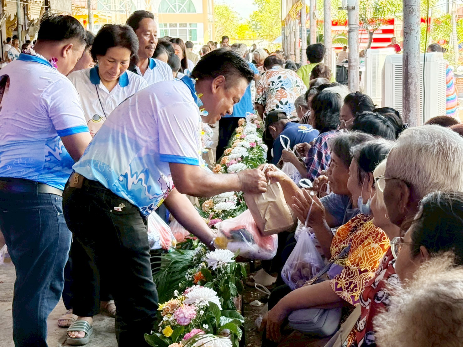 อบต.ต้นตาลสุพรรณบุรีแจกข้าวสาร-ไข่และน้ำมันพืชให้ผู้สูงอายุช่วงเทศกาลสงกรานต์  