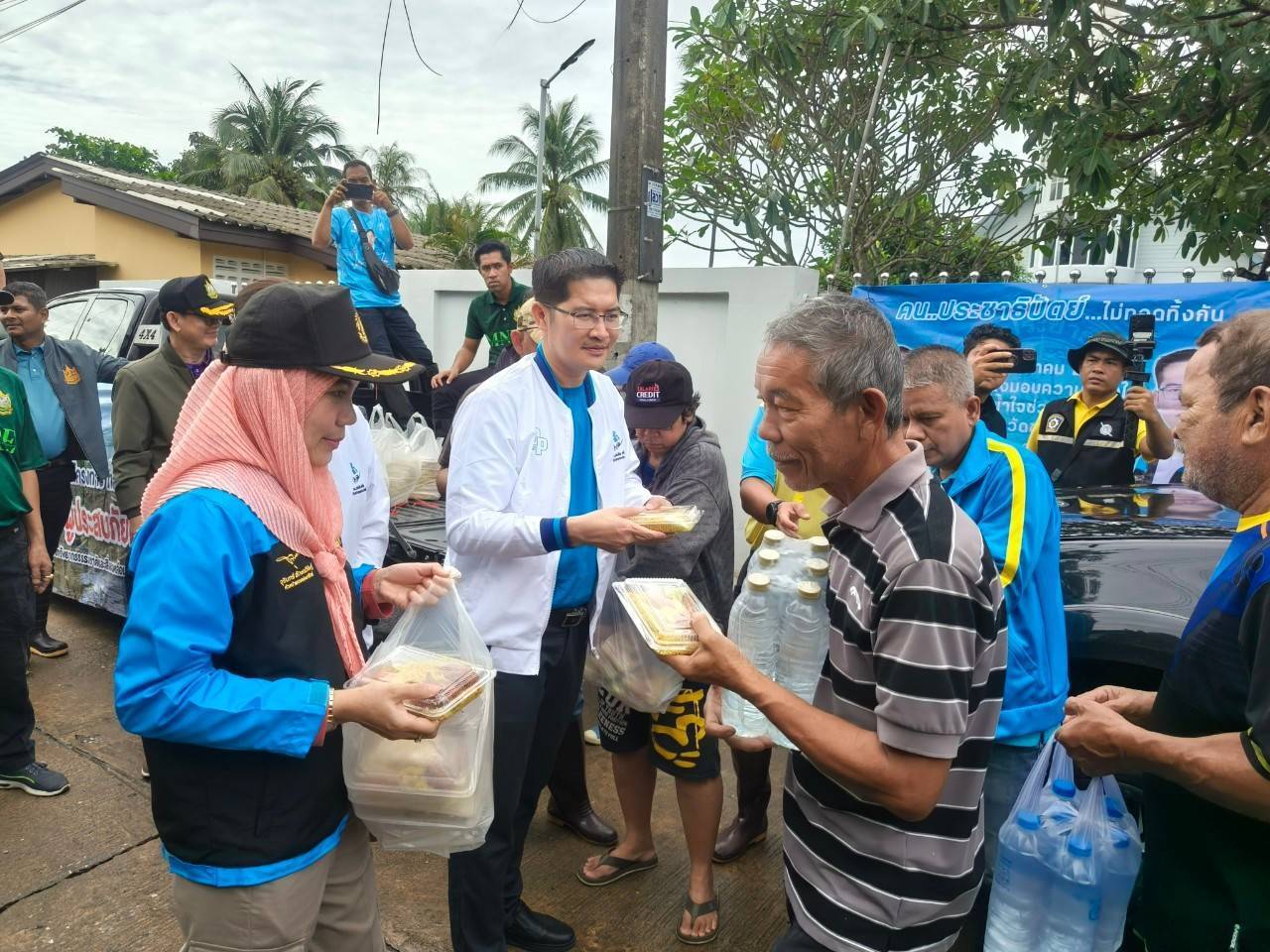 ปชป.ลุยช่วยผู้ประสบภัยปัตตานี–ยะลา ‘พี่เต้’ วอนผู้มีจิตศรัทธาจัดชุดถุงยังชีพให้ครอบคลุมโรคที่มากับน้ำท่วม