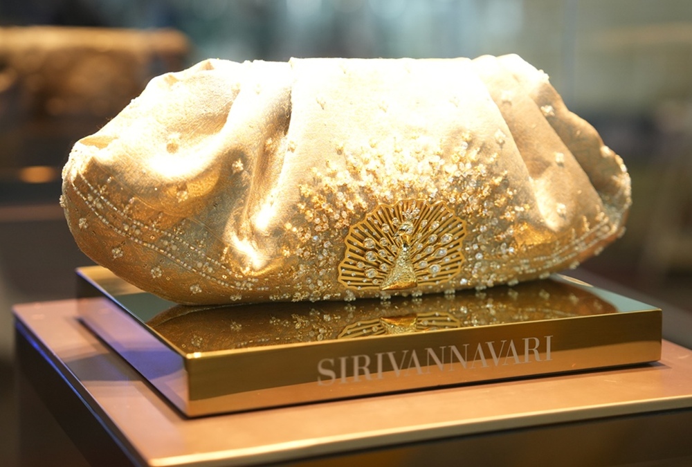 แบรนด์ SIRIVANNAVARI และ ICONCRAFT เผยโฉมกระเป๋าผ้าไทยคอลเลกชัน “S’CRAFT: Craftsmanship 2025”
