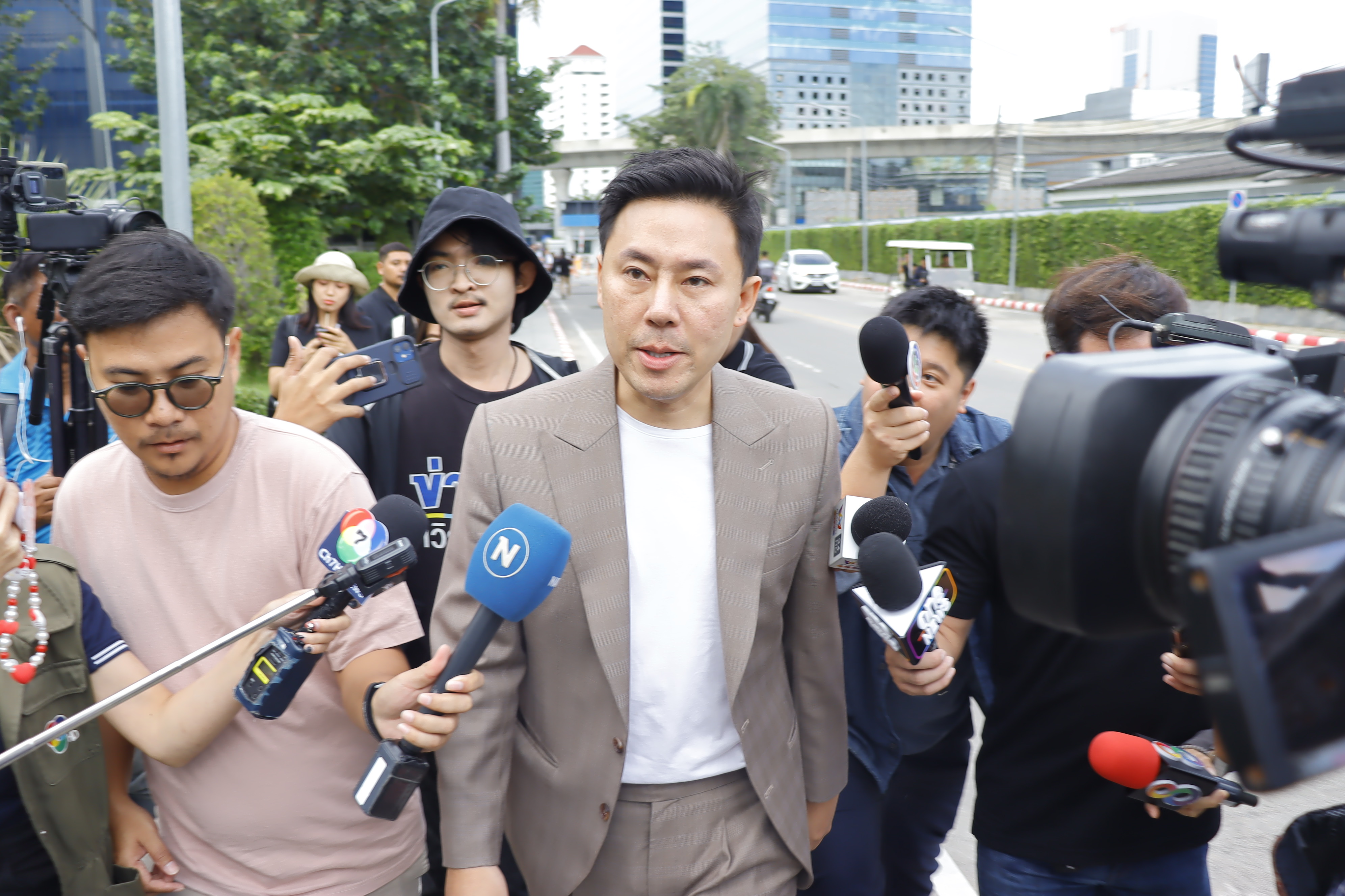 "ทนายตั้ม" พบตำรวจพร้อมแจงปมเงิน 39 ล้านค่าศิลปินจีนที่แท้เป็นมิจฉาชีพหลอกเจ๊อ้อย