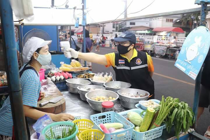 กองสาธารณสุข ทม.ยโสธรคัดกรองเข้มประชาชนจับจ่ายตลาดโต้รุ่ง