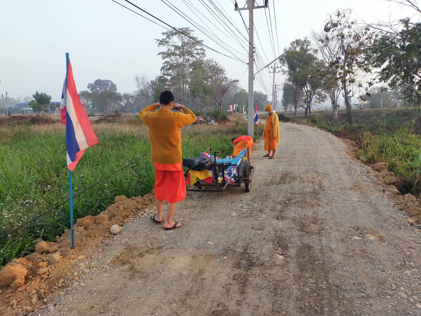 เจ้าอาวาสวัดนาวงค์พร้อมพระลูกวัดนำชาวบ้านปรับปรุงถนนลดอุบัติเหตุเดินทางปลอดภัย