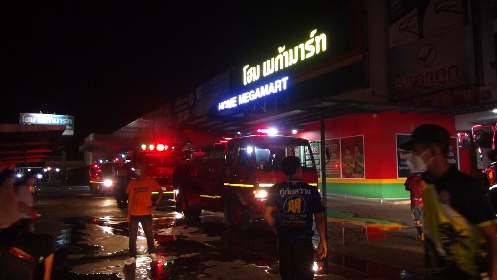 ไฟไหม้ห้างค้าวัสดุก่อสร้างขนาดใหญ่​ ระดมฉีดน้ำสกัดเพลิง​ รถโฟล์คลิฟท์เสียหายกว่า 2 แสน