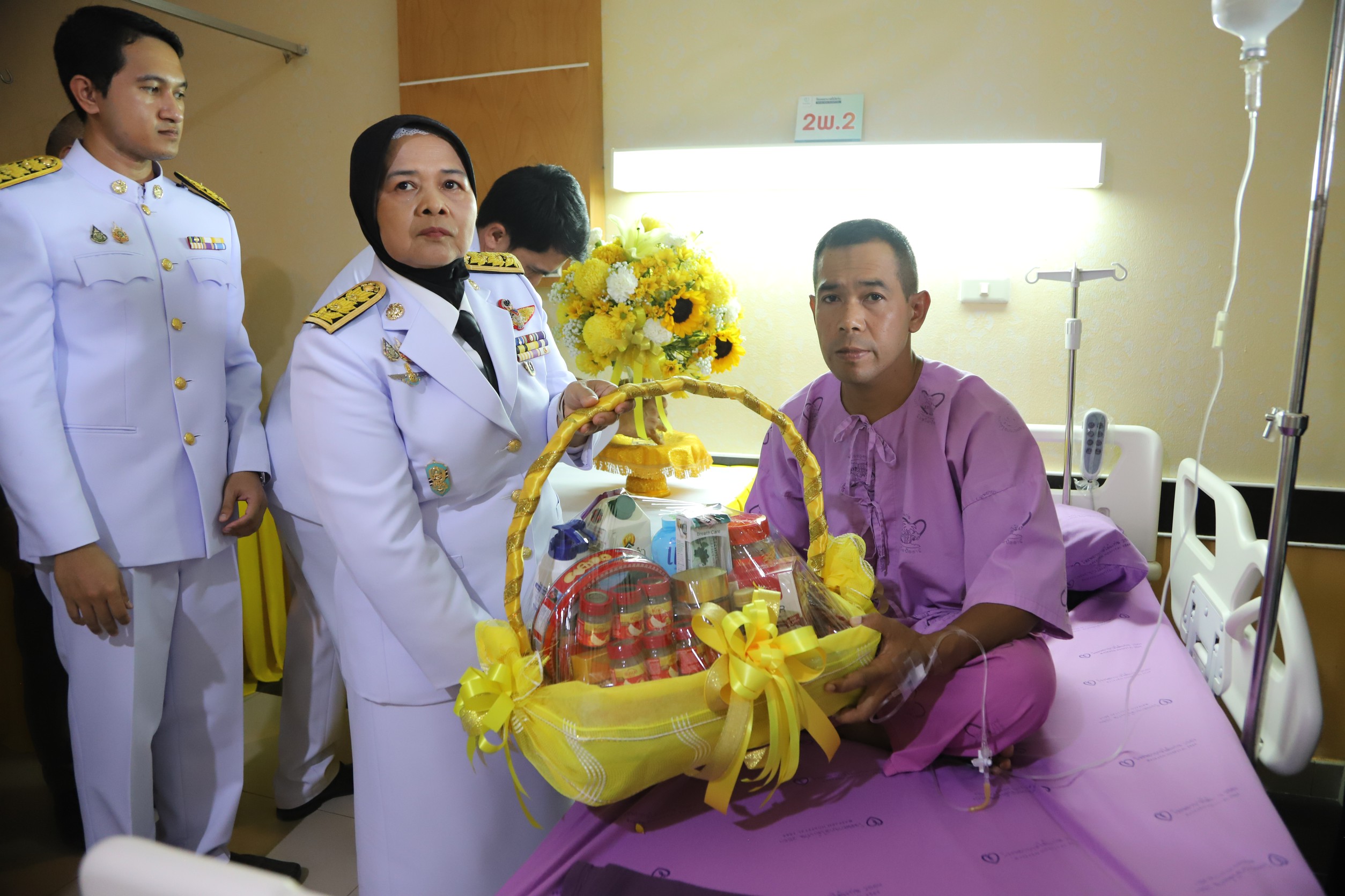 ผู้ว่าฯปัตตานี  เชิญดอกไม้และตะกร้าสิ่งของพระราชทาน ไปมอบแก่สมาชิกกองอาสารักษาดินแดนชุดคุ้มครองตำบลดอนทรายที่ถูกคนร้ายลอบยิง