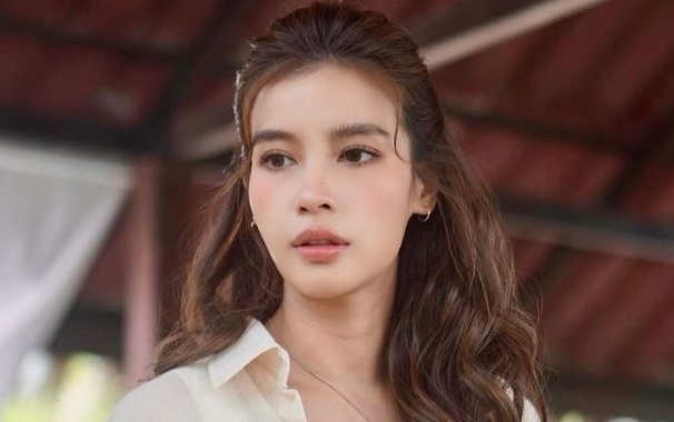 "วิว วรรณรท" โพสต์เพลงเศร้าหลังจบรัก "เจษ" 