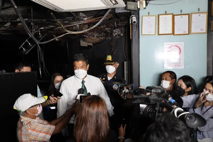 "ผู้ว่าฯกทม." รุดตรวจจุดเพลิงไหม้ซอยสีลม 2  ย้ำทุกเขตตรวจสอบสถานประกอบการต้องมีมาตรฐาน