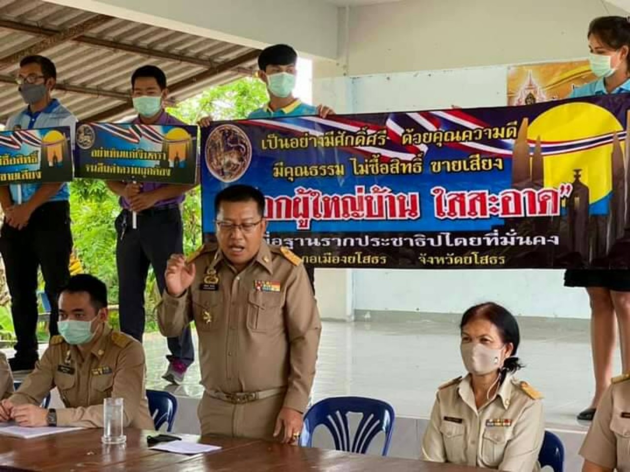 นายอำเภอเมืองยโสธรลุยสถานศึกษารณรงค์เลือกตั้งผู้ใหญ่บ้านใสสะอาดไม่ชื้อสิทธิ์ขายเสียง