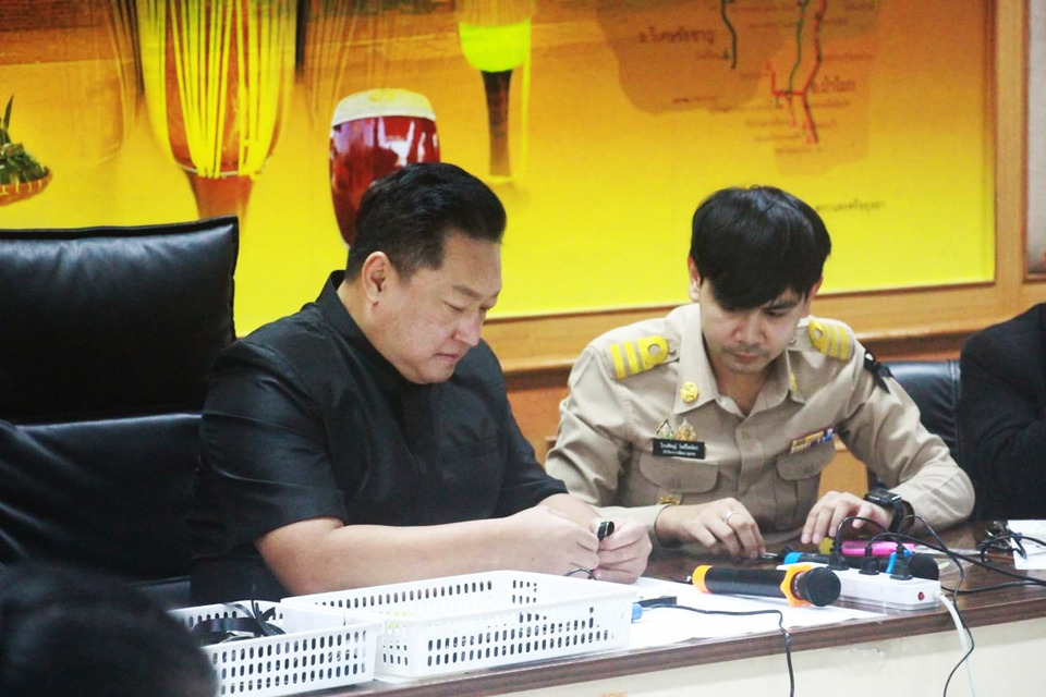 อ่างทองรวมใจทำริบบิ้นสีดำ 4,600 ชิ้น แจกประชาชน น้อมรำลึก "พระพันปีหลวง"