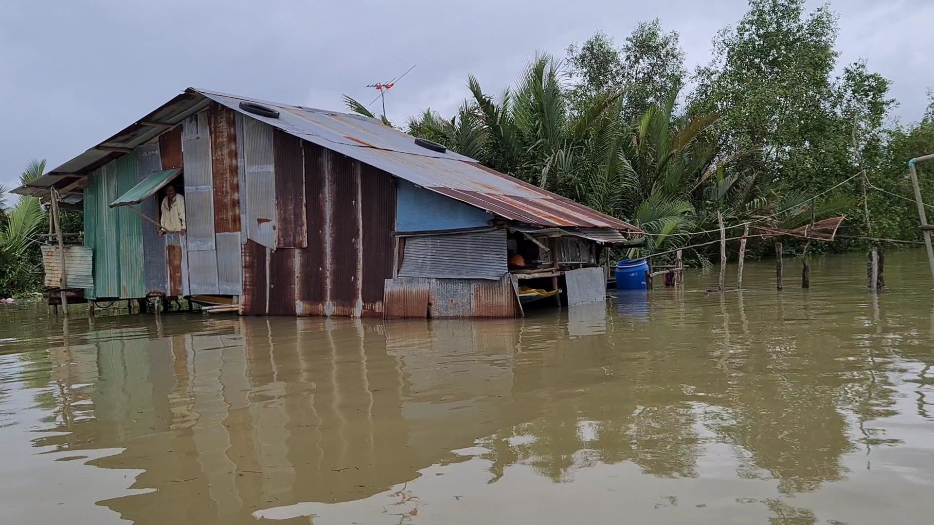  น้ำทะเลสาบสงขลาหนุน5อำเภออ่วม พบสองผัวเมียติดเกาะ5วัน