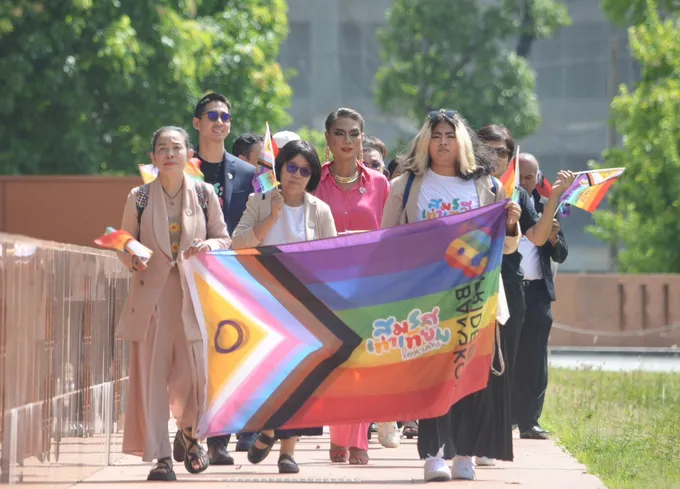 “LGBTQIAN+ภาคประชาชน” เดินขบวนร่วมรับฟังวุฒิฯลงมติ กม.สมรสเท่าเทียม ก่อนเดินหน้าเข้าทำเนียบฉลอง