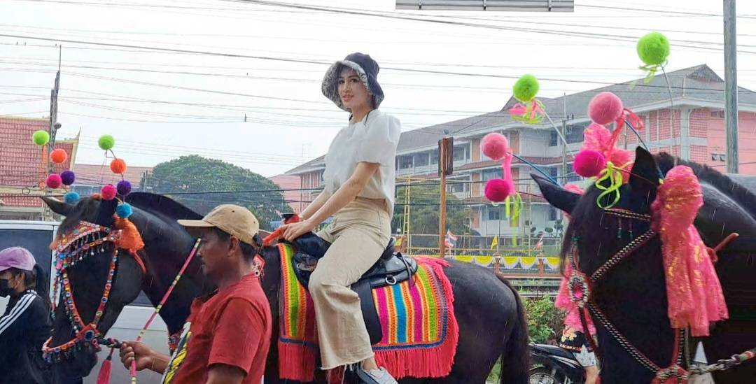 ศิลปินดาราขี่ม้านำแห่ขบวนเกวียนผ้าป่าและเทียนพรรษาวัดใหญ่นครชุมน์
