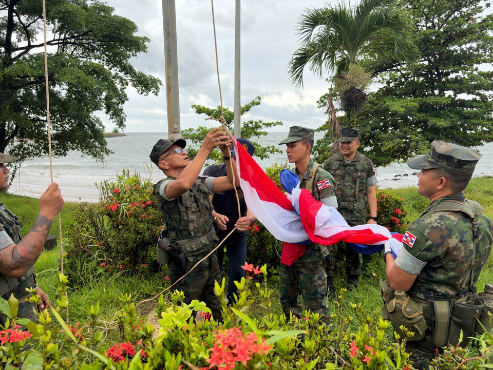 สมเกียรติภูมิชาติไทย “ทหารเรือ” เปลี่ยน "ธงไตรรงค์" ผืนใหม่ ยึดหลักชัยจุดผ่านแดนถาวรบ้านหาดเล็ก จ.ตราด
