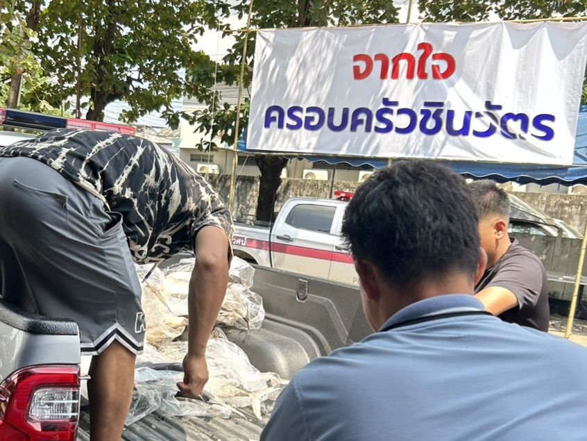 "ทักษิณ-ครอบครัวชินวัตร" ส่งปลาทะเลถึงเชียงใหม่ ทำข้าวกล่องแจก ปชช.ที่ถูกน้ำท่วมขัง