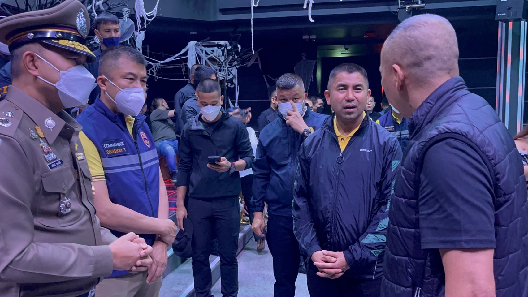 รอง ผบ.ตร.สนธิกำลังบุกเข้าตรวจค้น สถานบันเทิงของกลุ่มนายทุนต่างชาติ-นอมินี  
