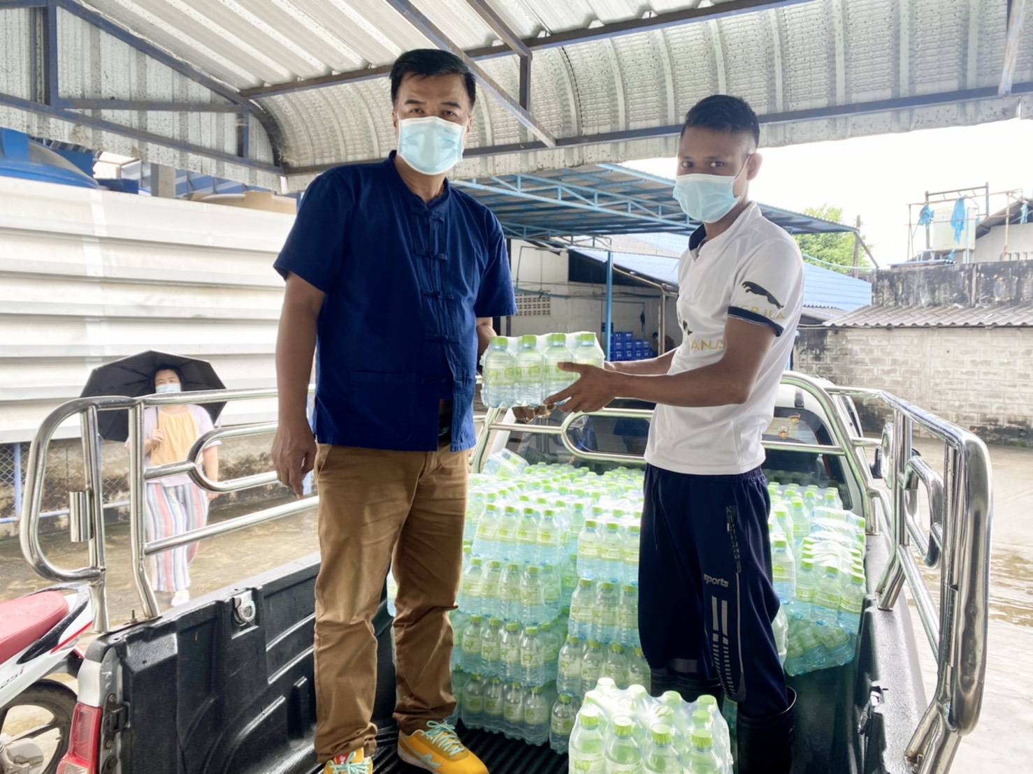 "ผู้ใหญ่หมีแม่สอด" รับมอบน้ำดื่มสะอาด 300 โหล จาก "พ่อเลี้ยงคำ ท่า 23 วังแก้ว" ช่วยผู้ประสบภัยอุทกภัย