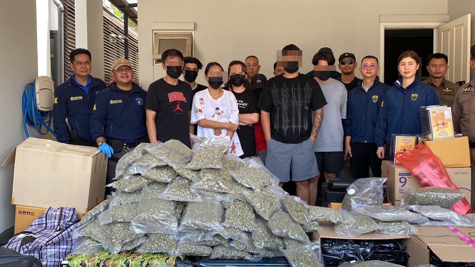 ตำรวจบางแก้วร่วมกับ'ตม.'บุกจับนักค้าดอกกัญชาหัวหมอบรรจุลงปี๊บขนมปัง